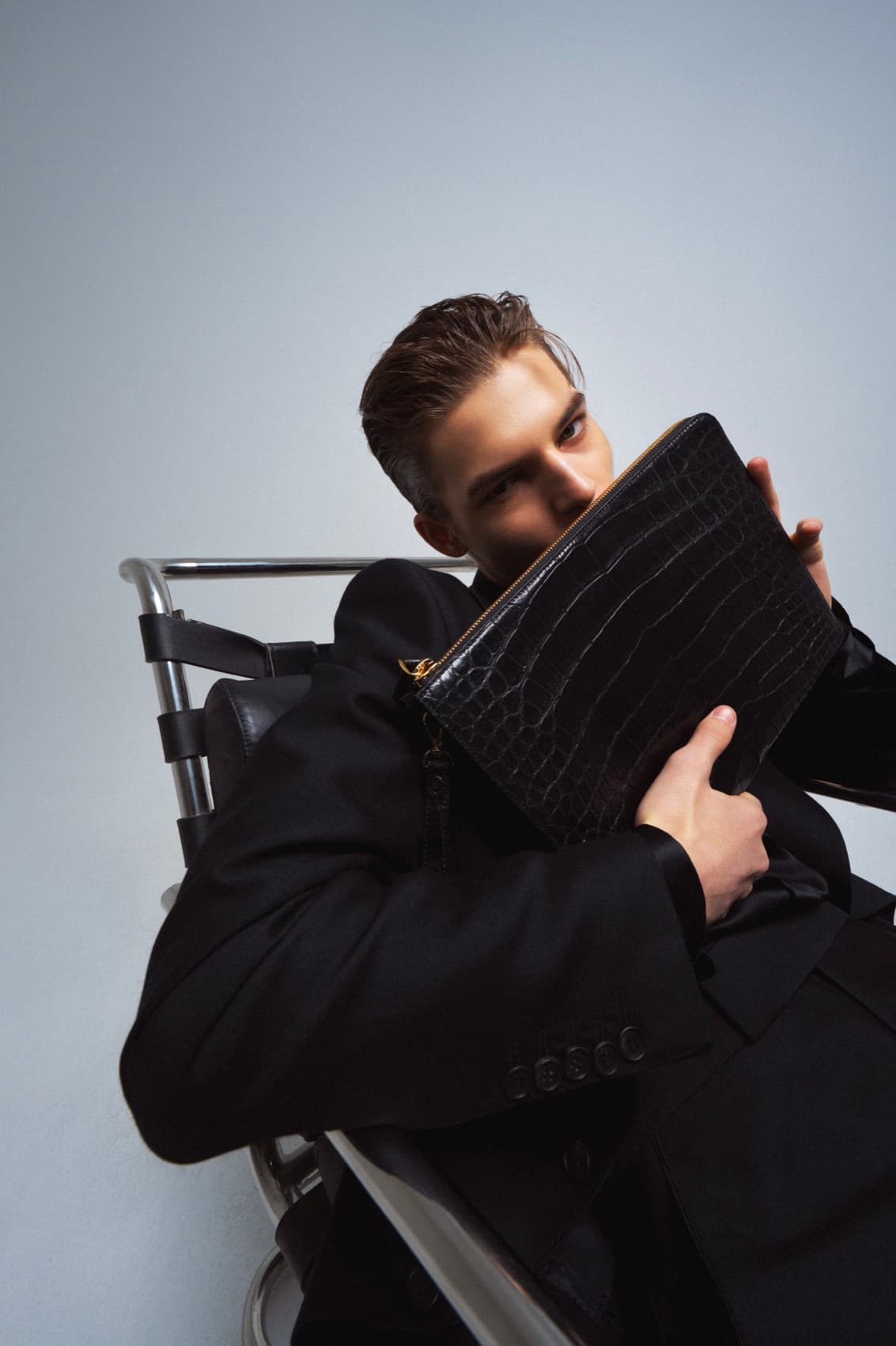 A man carrying La Noir